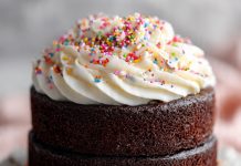 Bolo de Chocolate Fofinho com Cobertura Cremosa