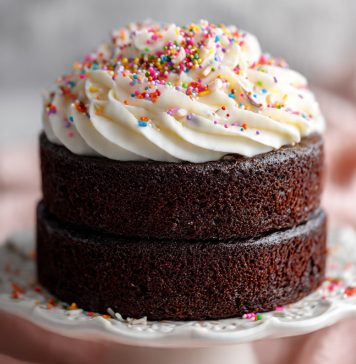 Bolo de Chocolate Fofinho com Cobertura Cremosa